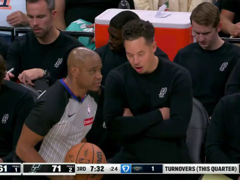 NBA常规赛：鹈鹕vs马刺第3节英文原声回放