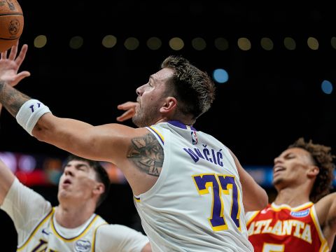 湖人102-122老鹰 东契奇空砍22+11老鹰守护主场大胜湖人