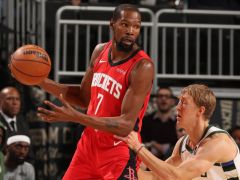 杜兰特15中11砍31分！火箭逆转胜雄鹿 字母哥37分罚丢关键球