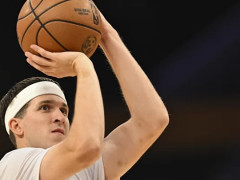 湖人主帅：里夫斯确诊为腹股沟轻度拉伤，预计会在客场之旅重返赛场