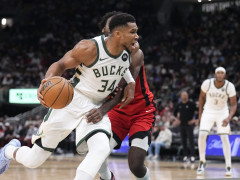 字母哥谈如何提升罚球命中率：重复练习尽可能多投篮，最困难的部分是敢于站上罚球线