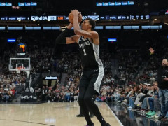 文班亚马成为历史上首位单场达成至少35分10板5助5帽+投进5记以上三分的球员