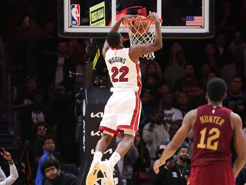 骑士138-140热火 维金斯0.4秒空接扣篮压哨绝杀拒绝双加时