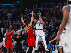 贝恩三分绝杀开拓者登全美热搜！魔术助教为他戴皇冠 7换1就等这一刻