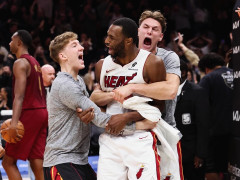 0.4秒空接暴扣绝杀！养生曼巴迎热火生涯之夜 美记赞斯波施展魔法