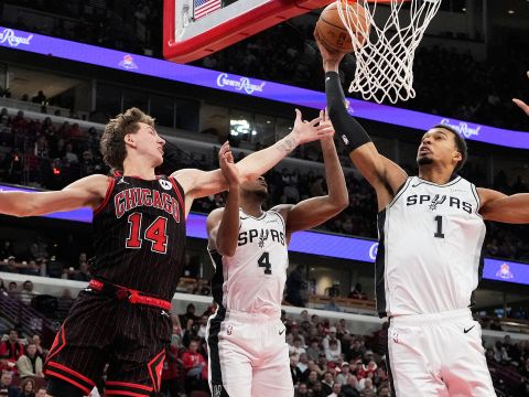 马刺121-117公牛 文班亚马关键时刻两记三分帮助球队逆转比赛