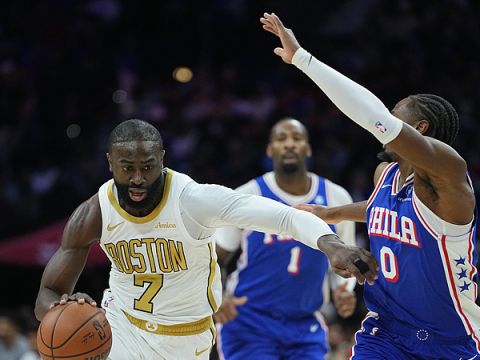 凯尔特人100-102费城 杰伦-布朗24+6+5马克西21+9乌布雷补篮绝杀