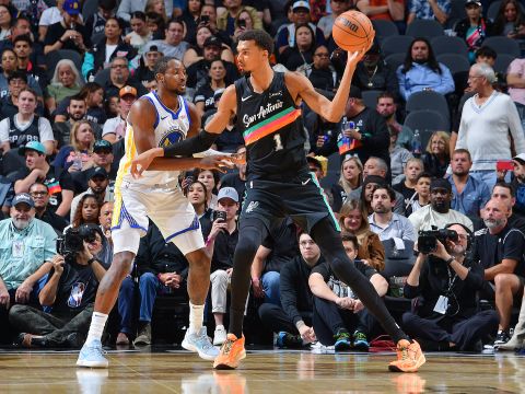 勇士125-120马刺 库里46+5+5力压文班亚马31+15+10