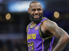 Shams：詹姆斯在训练中状态极佳，预计可能在本月中下旬正式复出