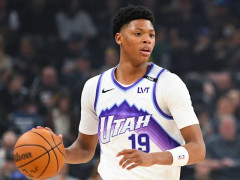 贝利成为历史上达成连续两场比赛20+得分+4记三分最年轻的球员