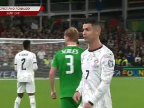 [C罗染红] C罗肘击染红！C罗报复性肘击对手！主裁查看VAR后直红罚下！