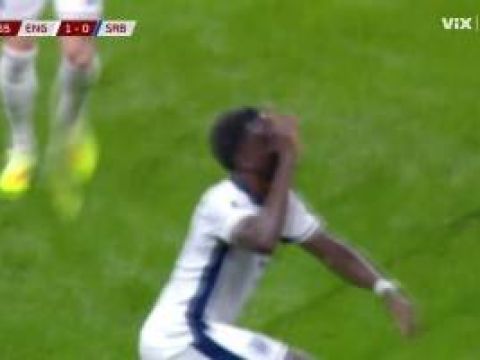 [进球视频]萨卡禁区内不停球精彩凌空斩破门！英格兰1-0领先塞尔维亚！