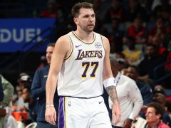 NBA杯：东契奇24+7+12湖人大胜鹈鹕 里夫斯31+7艾顿20+16