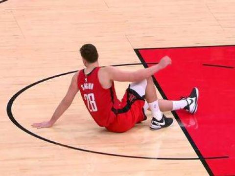 [申京绝平]救赎！申京在发球失误后 仅1.4秒勾手强吃艾萨克绝平