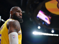 詹姆斯谈明日是否复出：还没有确定，将根据接下来24小时的身体状态做决定