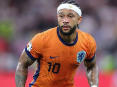 解说员：现在的荷兰有着一条一流的防线，但锋线上却只有德佩来苦苦支撑