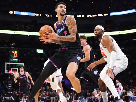 韦尔vs尼克斯集锦 全场16分14篮板3盖帽守护禁区