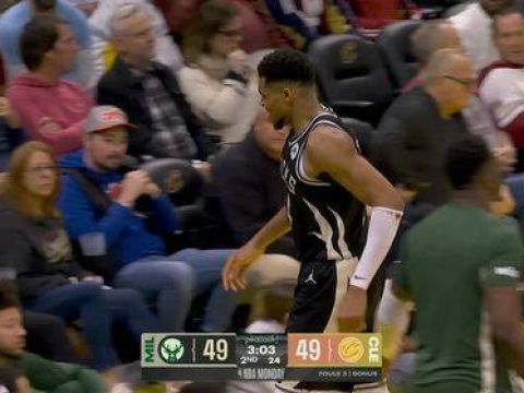 [字母哥受伤锦]?不要啊！字母哥捂着腹股沟表情痛苦 一瘸一拐更衣室！