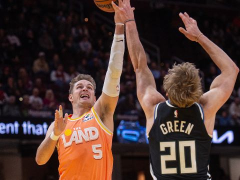 梅里尔vs雄鹿集锦 外线手感火热6记三分轻取20+5助队取胜