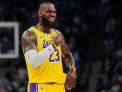 詹姆斯成为NBA历史上在赛季首秀中砍下两双的最年长球员！