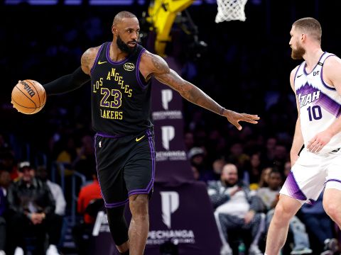 爵士125-140湖人 东契奇轰37+10詹姆斯复出献两双湖人大胜爵士迎三连胜