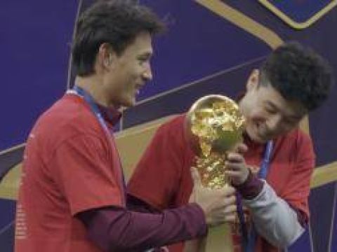 [捧杯时刻]中超三连冠！队长王燊超和武磊共同举起火神杯