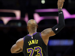 美记：詹姆斯通过训练和灵活度练习远离坐骨神经痛、维持健康