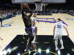 NBA常规赛湖人vs爵士 艾顿右膝挫伤下半场回归成疑 海斯顶替进入下半场首发阵容