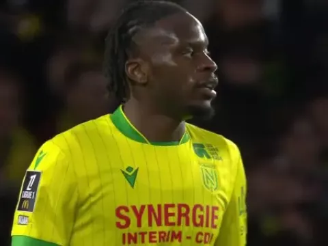 【花絮】防守球员解围不远 姆万加迎球凌空撩射打偏