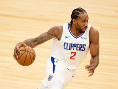 美记：伦纳德今天主动要求下场，他的膝盖遭到科林斯的猛烈撞击