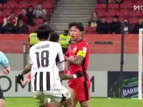 [爆发冲突] 林加德与张琳芃爆发冲突?！后者放铲林加德，裁判出牌警告双方