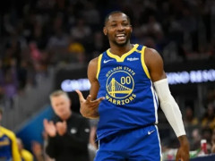 美记：库明加的膝盖核磁共振检查结果显示正常，但他仍感觉到膝盖酸痛