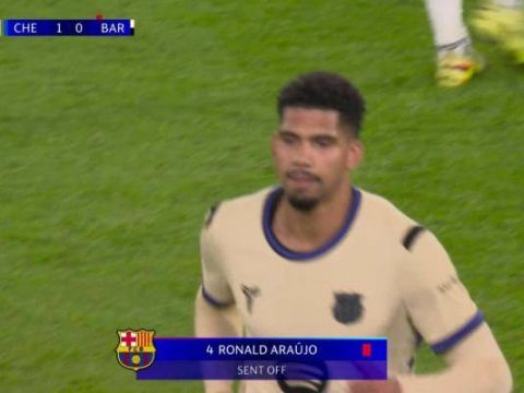 [红牌罚下]又是你 ?阿劳霍铲倒库库吃到第二张黄牌，巴萨44分钟十人应战