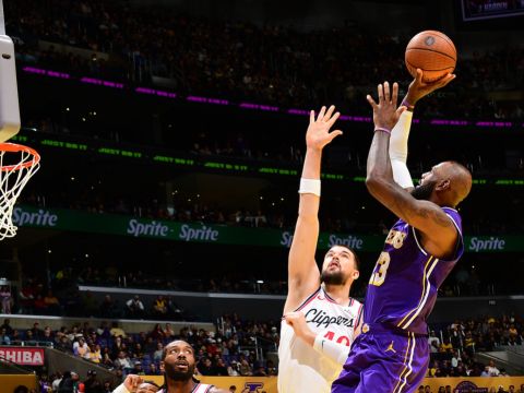 快船118-135湖人 东契奇轰43+9+13哈登空砍29分湖人大胜快船小组出线