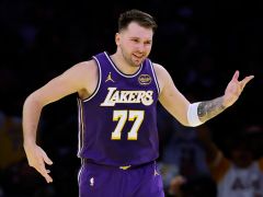 东契奇43+9+13+7三分：单节24分狂刷纪录 率湖人晋级杯赛八强