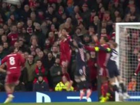 [进球视频]离谱送点！范戴克禁区高高举手“拦网”被判点，佩里西奇点射破门