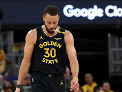 勇士记者：库里在末节下半段就出现一瘸一拐的状况，跟球队医学主管沟通后决定提前离场