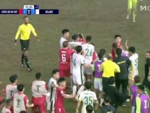 [红牌罚下]爆发冲突！王刚边线放倒对手+踢人，曹永竞染红罚下?