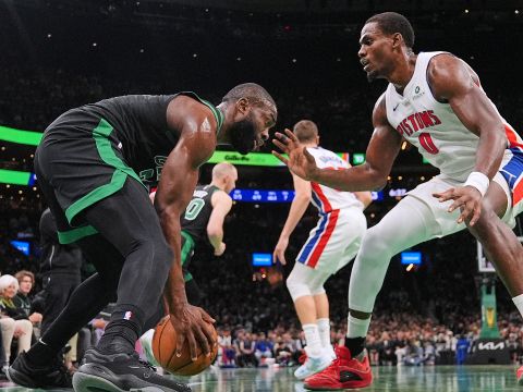 活塞114-117凯尔特人 杰伦-布朗携手怀特合砍60分终结活塞13连胜