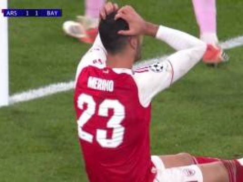 [擦柱而出] 又是角球造险！梅里诺头球攻门擦柱而出坐地遗憾抱头！