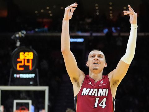 希罗vs雄鹿集锦 29分5篮板7助攻连突带投率队取胜