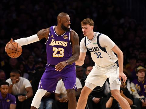 詹姆斯vs独行侠集锦 轻取13分5篮板7助攻数据全面