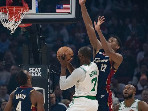 杰伦-布朗vs骑士集锦 贡献19+12+11三双数据体现带队能力