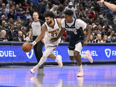 掘金官方：穆雷右脚踝扭伤，本场比赛能否回归暂不确定