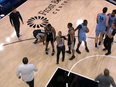 伊迪拉拽索汉胳膊险些引发冲突 领到第三犯还赔上球权看乐吉诺比利