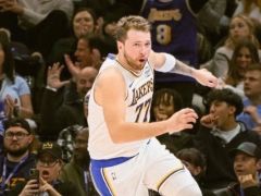 东契奇飞抵费城加入湖人！周一复出战76人 詹姆斯状态升级也有望回归