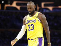 詹姆斯生涯常规赛胜场数来到1015场，成为NBA历史常规赛胜场榜第二位