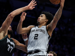 哈珀仅用13场比赛就达成至少150分50助，追平帕克并列成为马刺队史最快球员