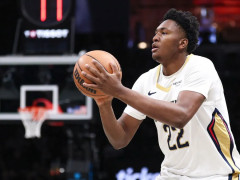 全场狂砍33分10板10助！奎因成为NBA历史上第三位在21岁之前就斩获三双的新秀内线