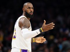 造狄龙双T驱逐+关键3罚2中+制胜大帽！詹皇仍末节王者 湖媒：国王归位